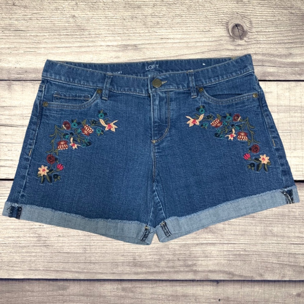 LOFT Mid Rise Embroidered Shorts- Size 4